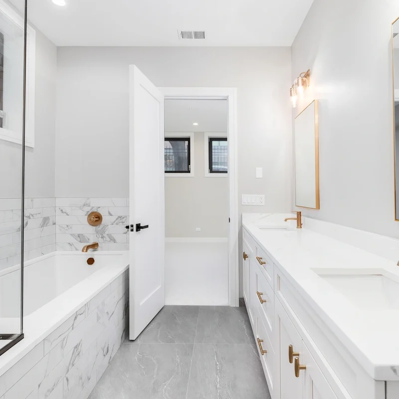 luxurious-master-bathroom